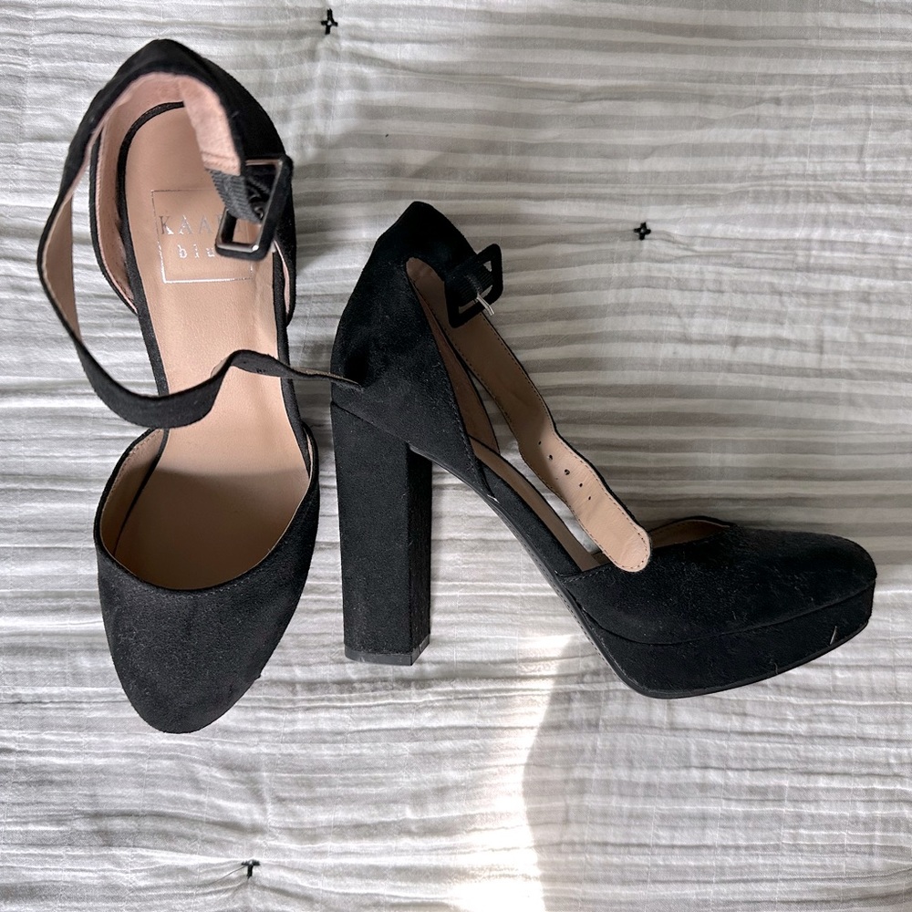 Faux suede black pumps